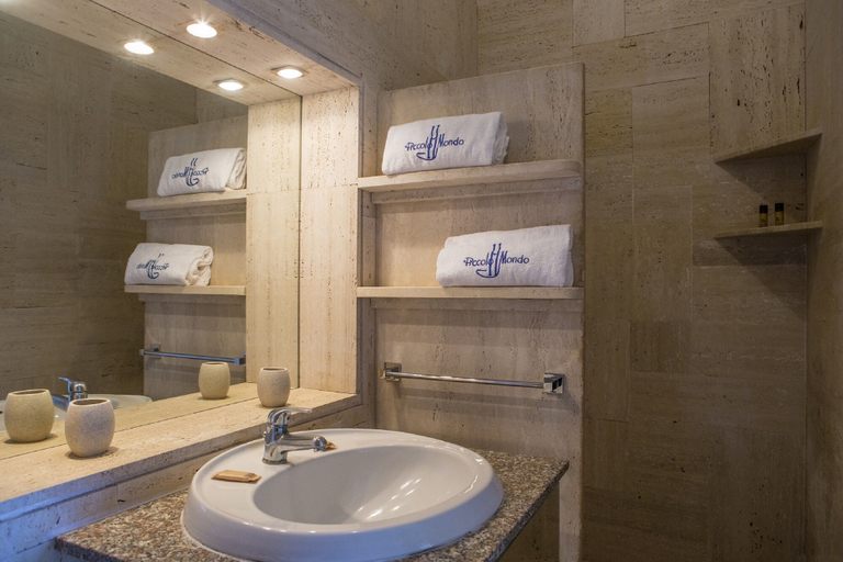 Bathroom 5, Hotel Piccolo Mondo, Lecce