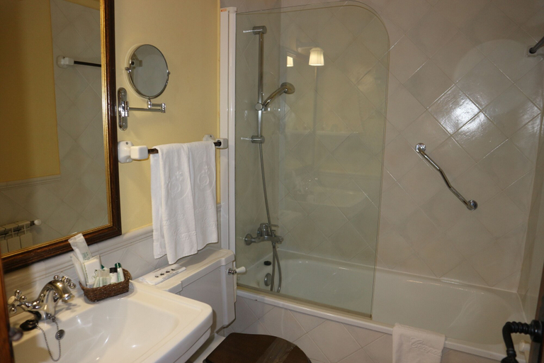 Bathroom 3, Hotel Virxe da Cerca by Pousadas de Compostela, A Coruña