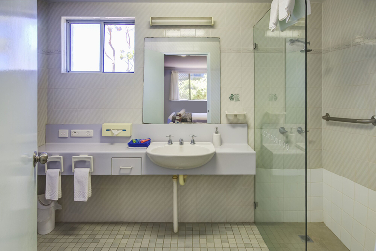 Bathroom 4, Haven Waters Motel & Apartments, Port Macquarie-Hastings - Pt B