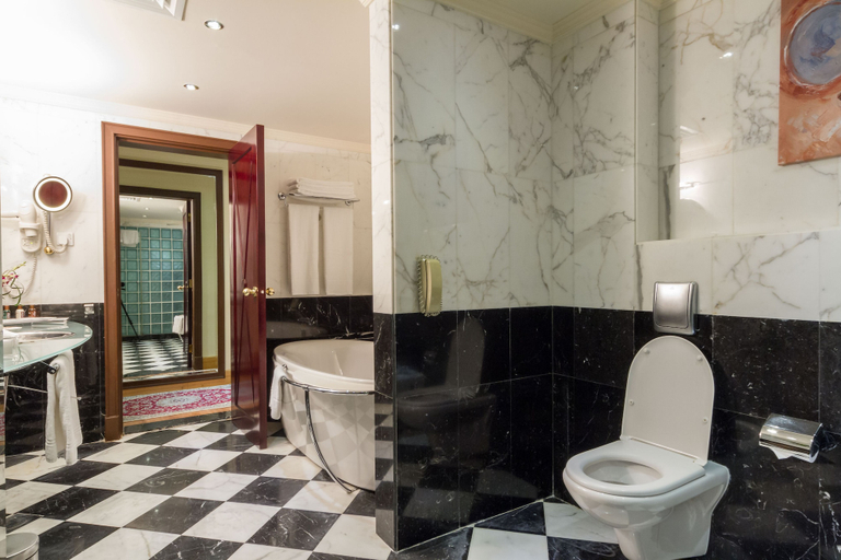 Bathroom 5, Sunday Suites Excelsior Hotel Deira (formerly Sheraton Deira), Dubai