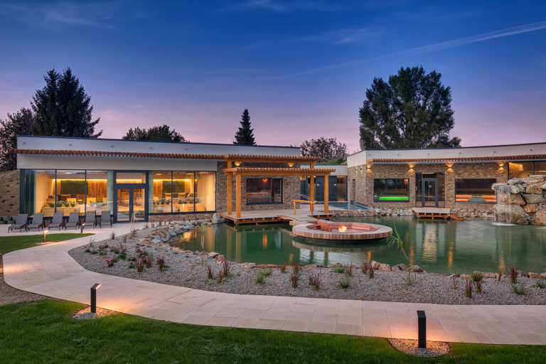Exterior & Views