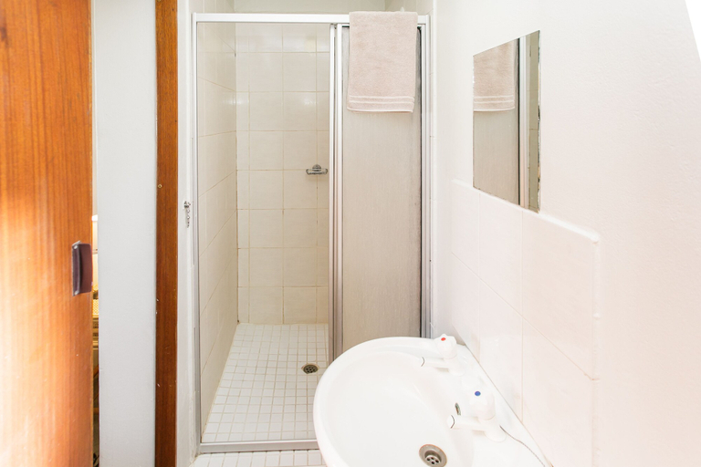 Bathroom 5, Wagon Wheel Country Lodge, Central Karoo