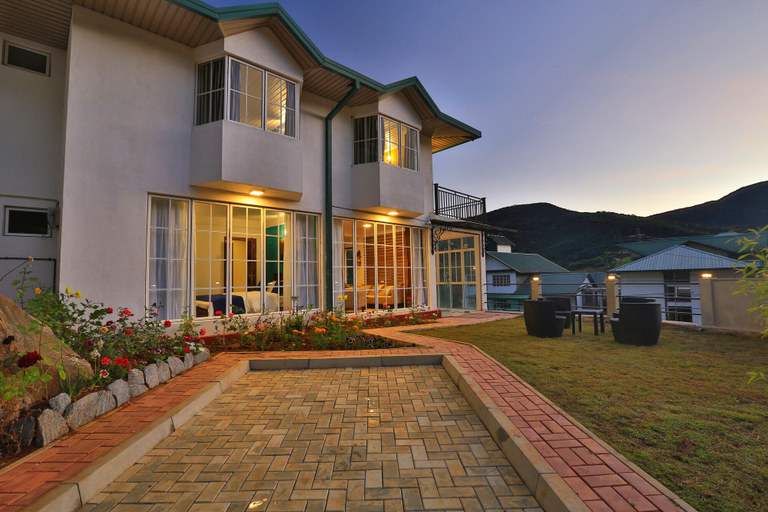Exterior & Views