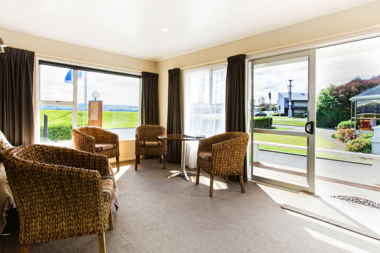 Others 5, Accent on Taupo, Taupo