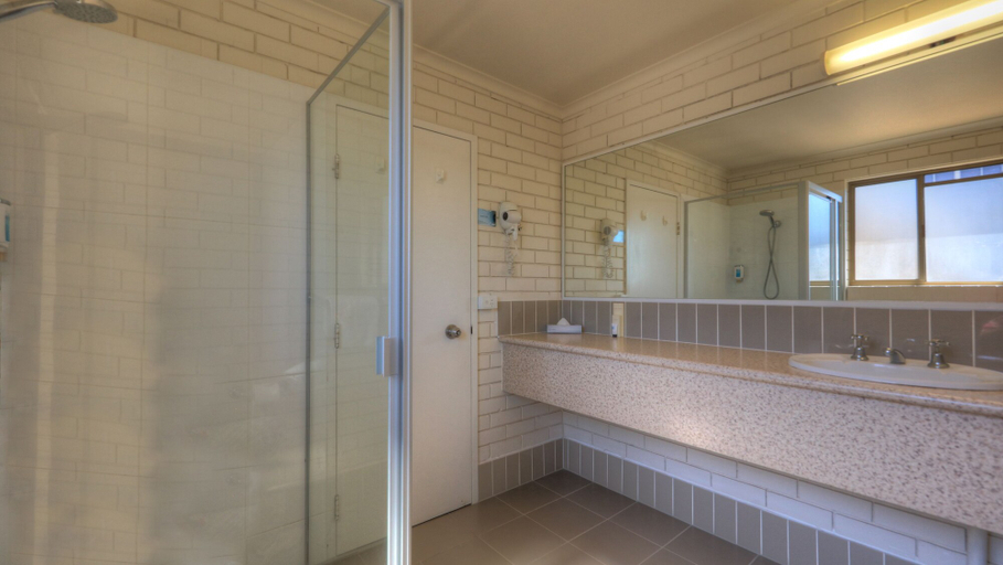 Bathroom 4, Bay Air Motel, Cleveland