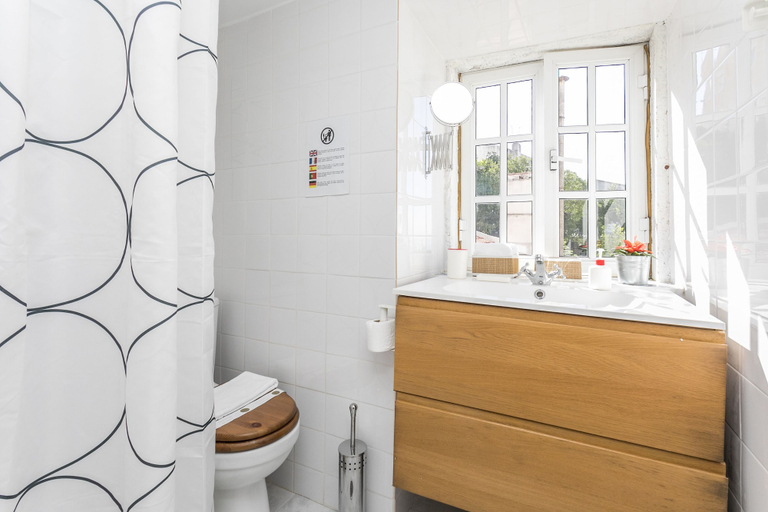 Bathroom 4, LxWay Apartments Alfama - Beco dos Lóios, Lisbon