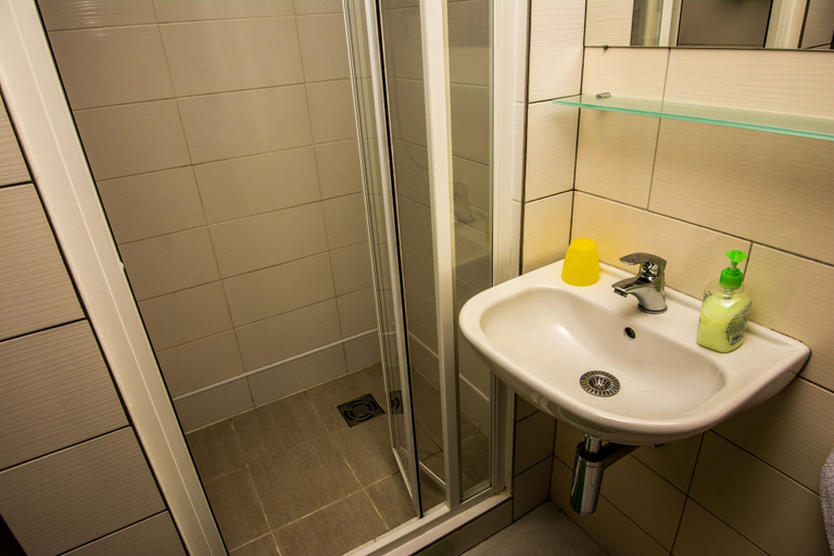 Bathroom 5, Hostel One Miru, Praha 1