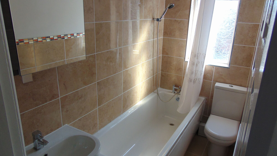 Bathroom 3, Hinde Holiday Home, Manchester