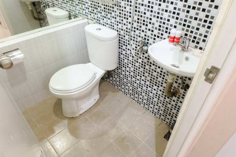 Bathroom 3, Cozy Green Pramuka Apartment, East Jakarta