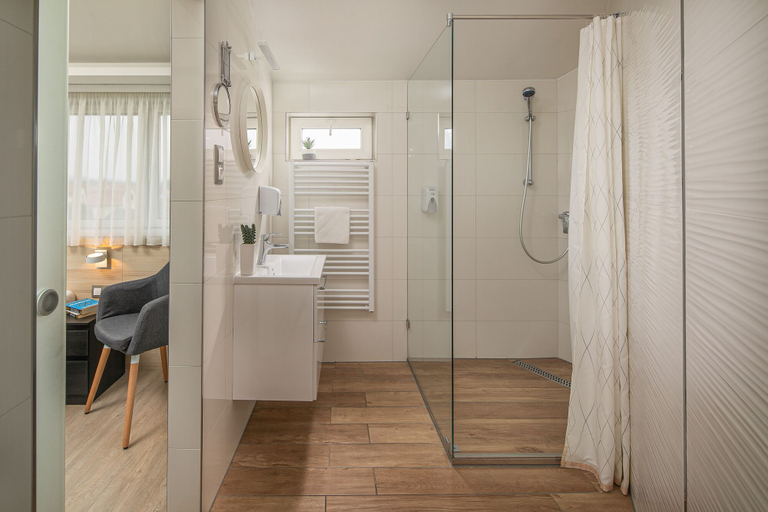 Bathroom 3, Kristály Hotel, Hévíz/Keszthely