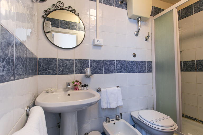 Bathroom 4, Hotel D'Azeglio, Florence