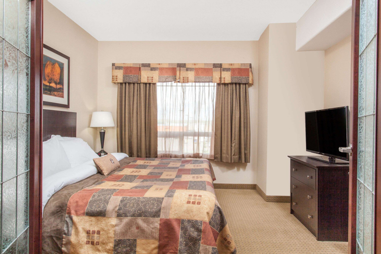 Bedroom 3, Ramada by Wyndham Pincher Creek, Division No. 3