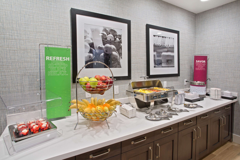 Food & Drinks 5, Hampton Inn & Suites-Seattle Woodinville WA, King