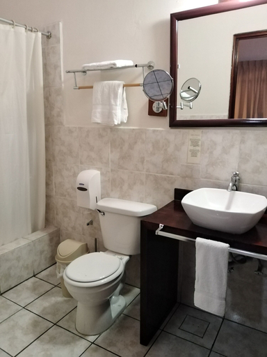 Bathroom 5, Dai Nonni Hotel, ZONA 14