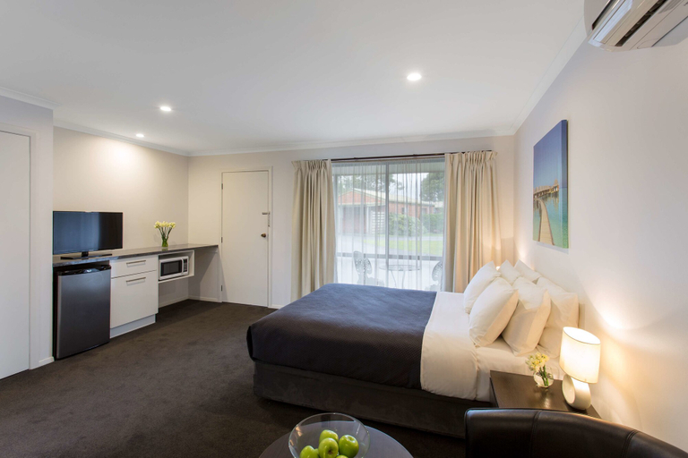 Bedroom 4, Best Western Colonial Village Motel, Warrnambool