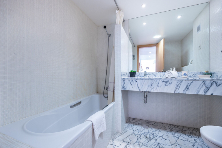 Bathroom, IM On Marina Flat, Lagos