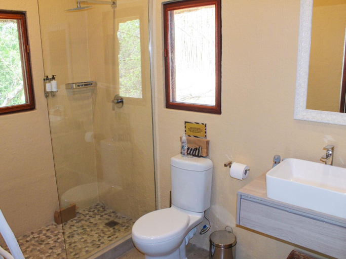 Bathroom 4, Masodini Private Game Lodge, Mopani