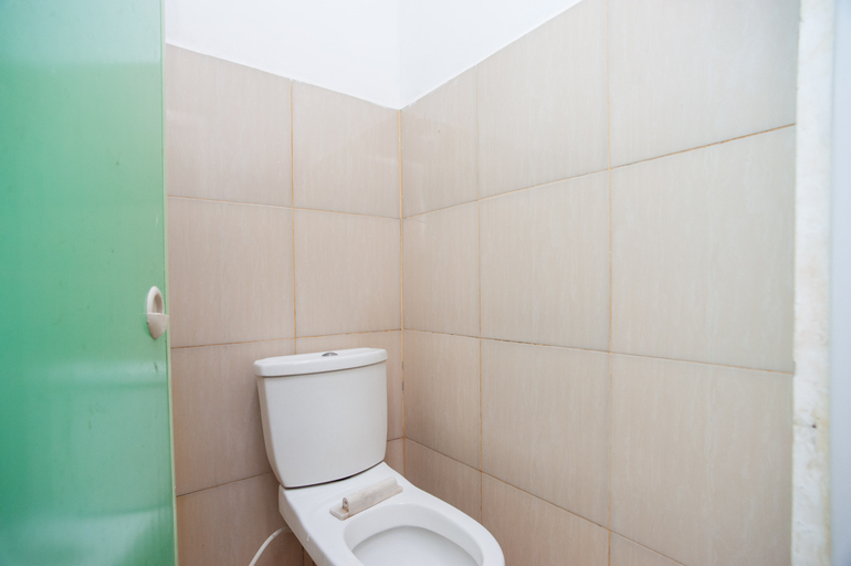 Bathroom, RedDoorz @ Jalan Wayhitam Palembang, Palembang