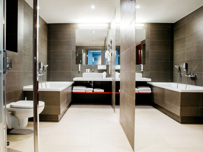 Bathroom 4, Q Hotel Plus Krakow, Kraków City