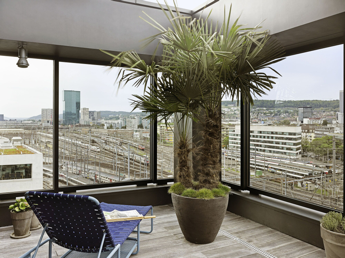 Exterior & Views 12
