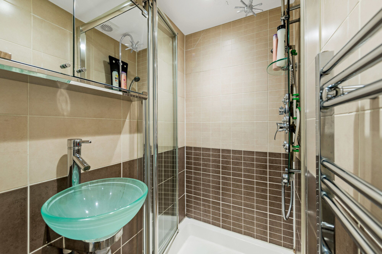 Bathroom 4, 12 43 Clanricarde Gardens, London