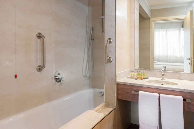 Bathroom 5, DoubleTree by Hilton Brescia, Brescia