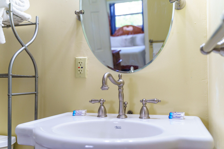 Bathroom 4, The Westender Inn