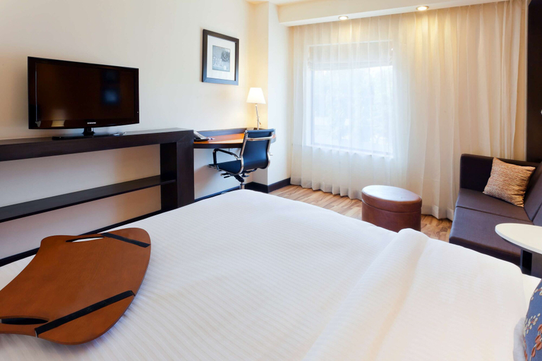 Bedroom 3, Hampton by Hilton Vadodara-Alkapuri, Vadodara