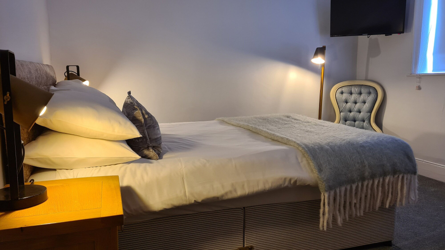 Bedroom 2, The Crown Hotel, Hampshire