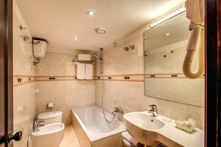 Bathroom 5, Croce Di Malta Hotel, Florence