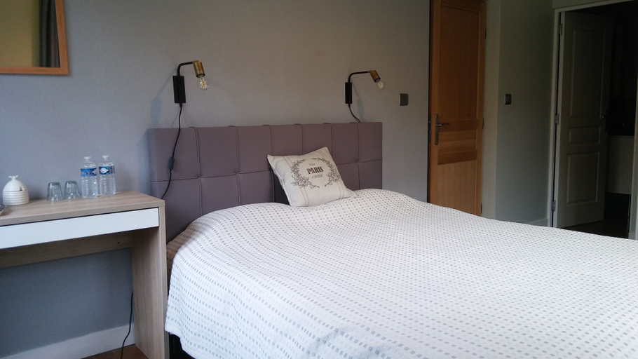 Bedroom 3, 13 Bees, Charente