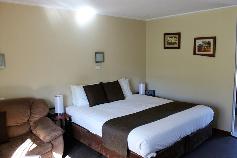 Bedroom 3, Hospitality Geraldton, SureStay Collection by Best Western, Geraldton