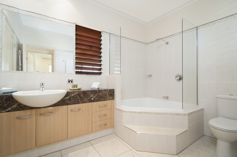Bathroom 4, Paradise Links Resort, Douglas