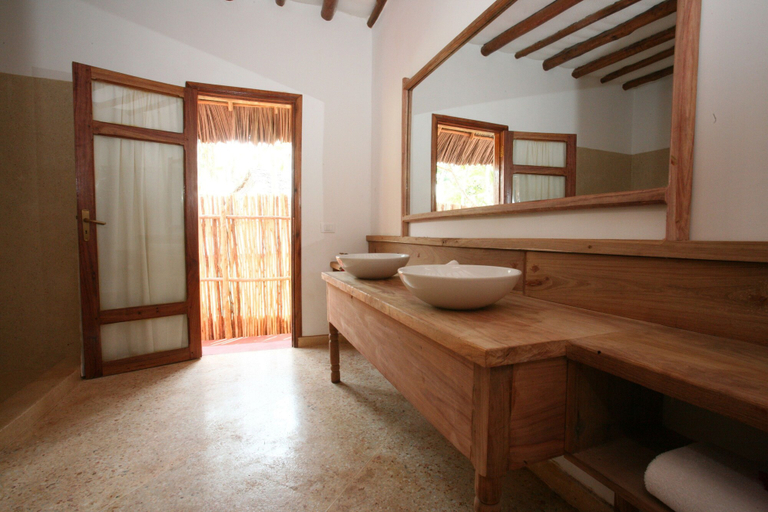 Bathroom 5, Karafuu Beach Resort & Spa, Kati