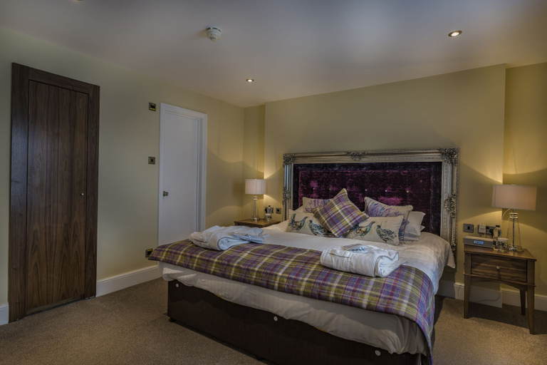 Bedroom 2, The White Hart Royal Hotel, Moreton-in-Marsh, Gloucestershire