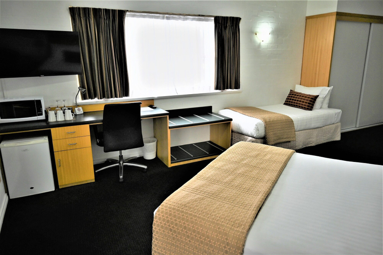 Bedroom 2, Grand Country Lodge Motel, Wingecarribee