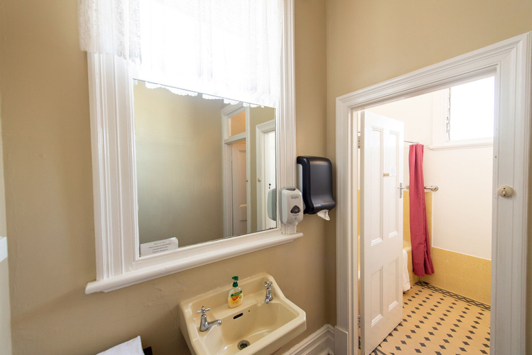 Bathroom 4, Anchorage Seafront Hotel, Victor Harbor