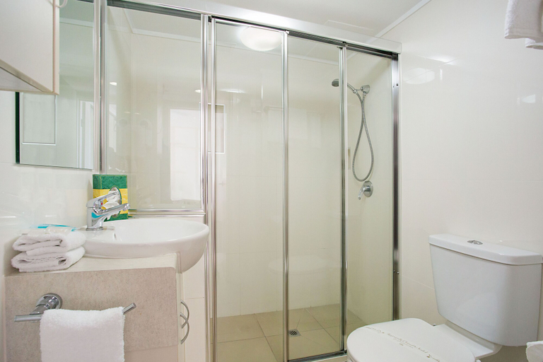 Bathroom 4, Voyager Resort, Gold Coast