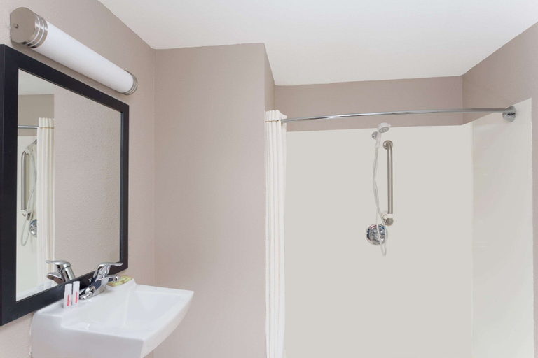 Bathroom 4, Super 8 by Wyndham Green River, Sweetwater