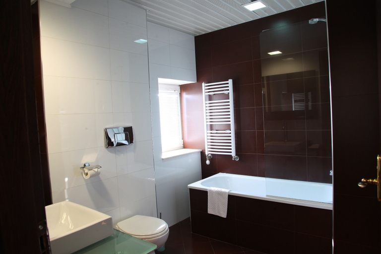 Bathroom 5, Strimon Garden Medical SPA Hotel, Kyustendil