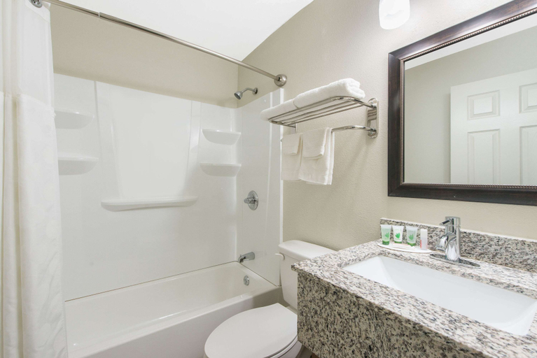 Bathroom 4, Super 8 by Wyndham Moberly MO, Randolph