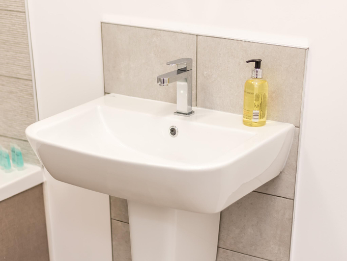 Bathroom 2, Casa Fresa - Castle Heights Apartment, Dundee