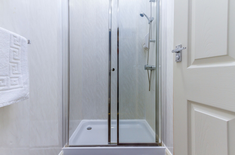 Bathroom 5, The Maples Hotel, Blackpool