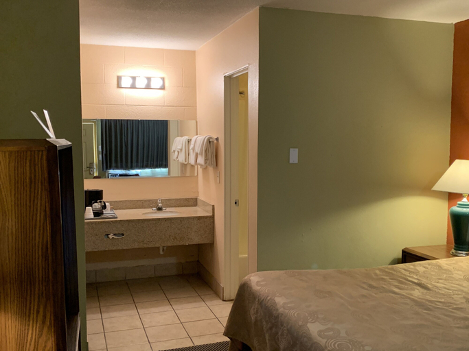 Bedroom 3, Executive Inn, Ford