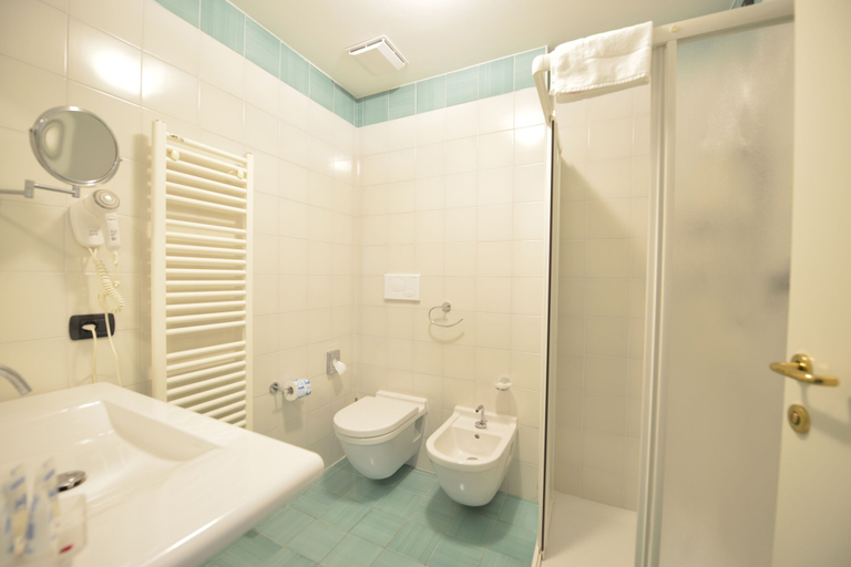 Bathroom 4, Hotel Bella Italia, Verona
