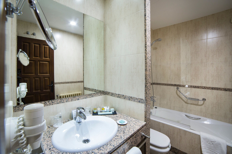 Bathroom 5, Parador De Monforte De Lemos, Lugo
