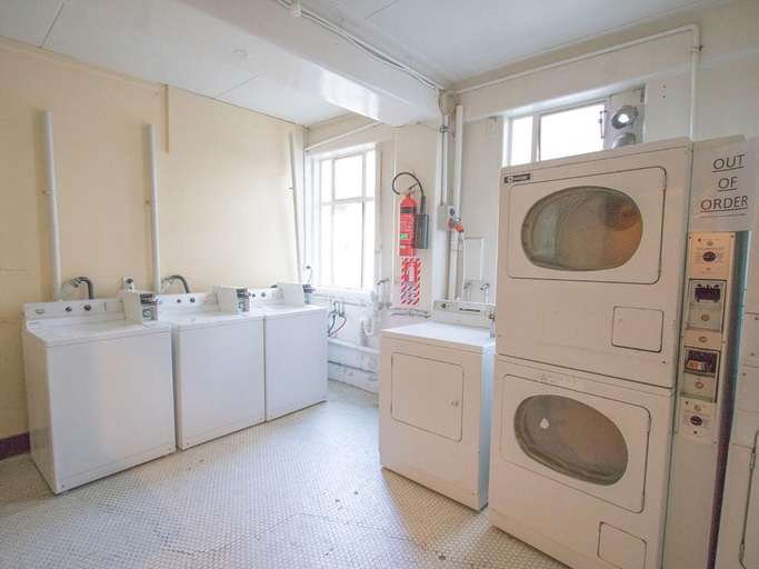 Bathroom 2, Hotel Waterloo & Backpackers, Wellington