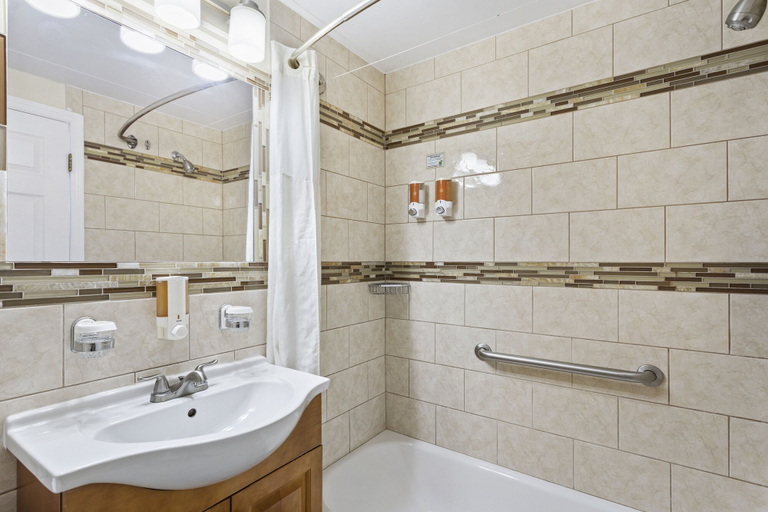 Bathroom 5, Bayview Plaza Waterfront Resort, Pinellas