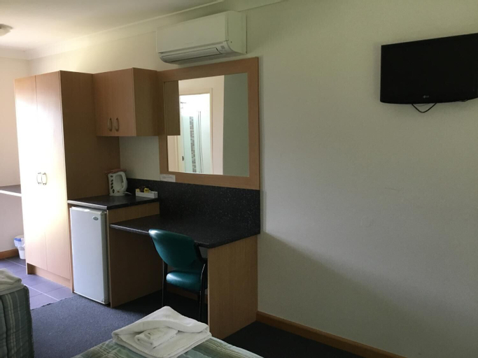 Others, Bull 'n' Bush Hotel Motel, Port Stephens