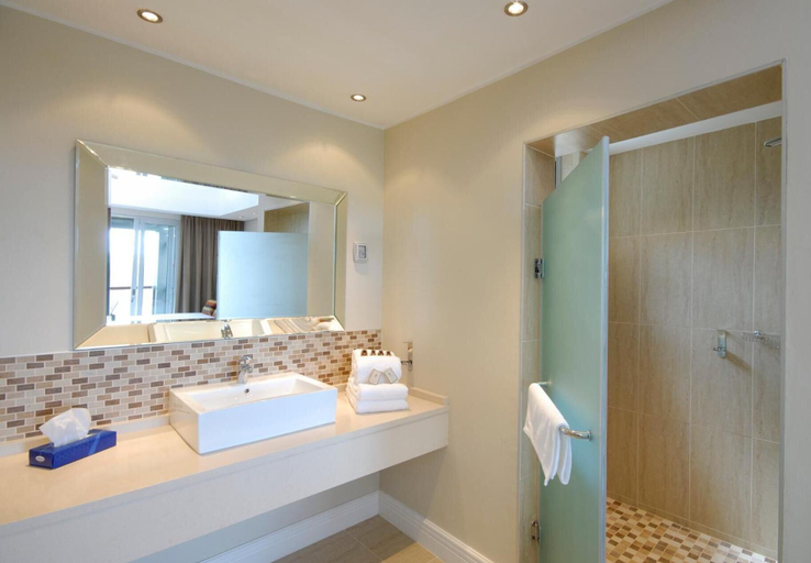 Bathroom 4, Kupferquelle Resort, Tsumeb